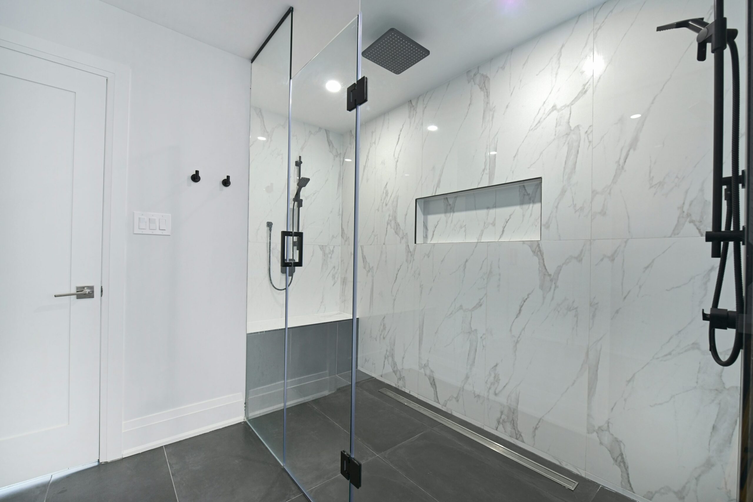Moderne inloopdouche met glazen douchewand