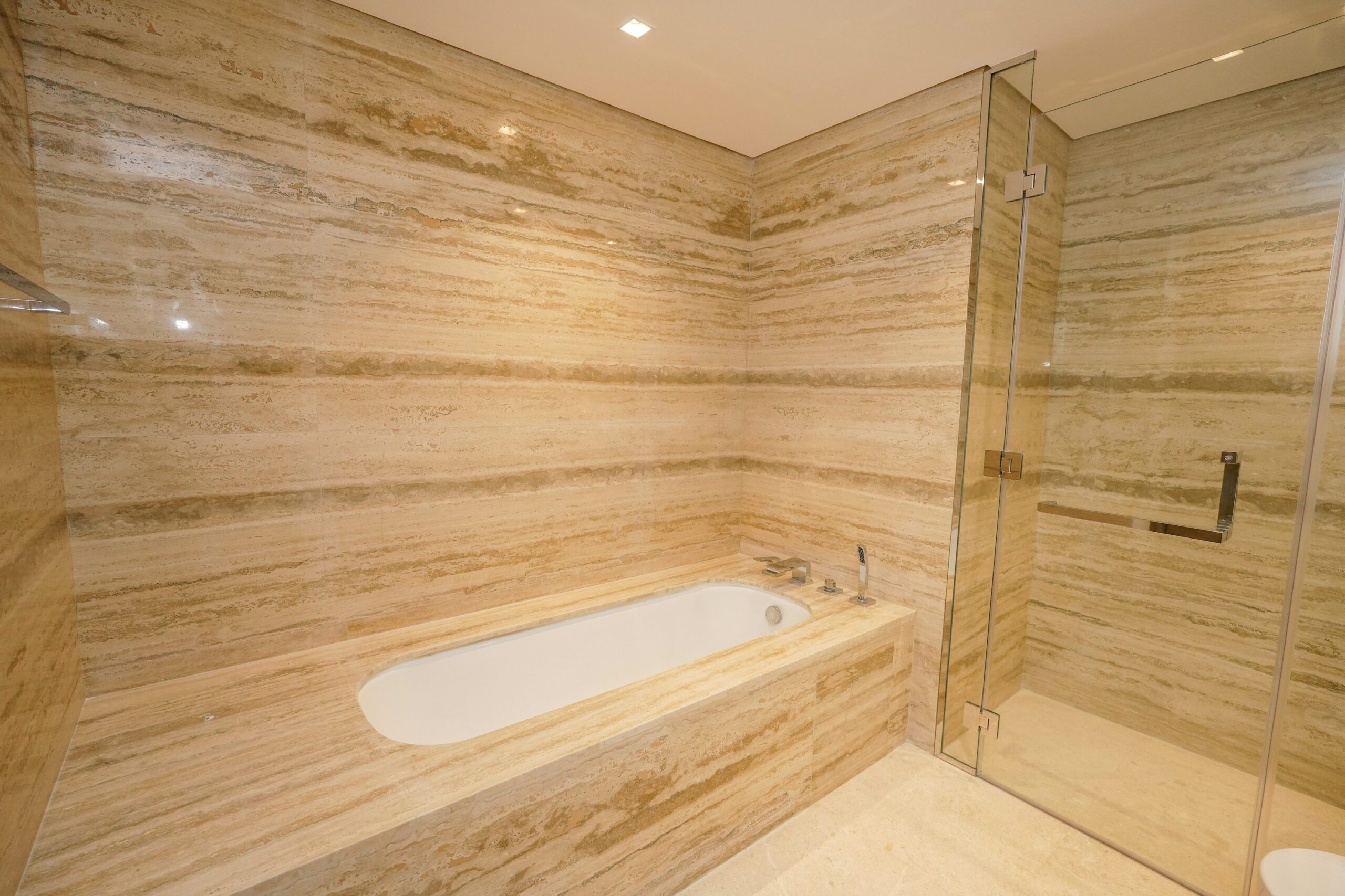 Luxe badkamer met glazen doucheafscheiding